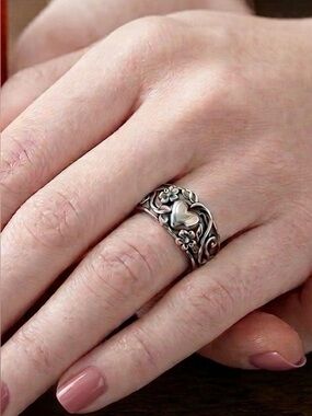 James Avery  Heart & Vine Retired Ring